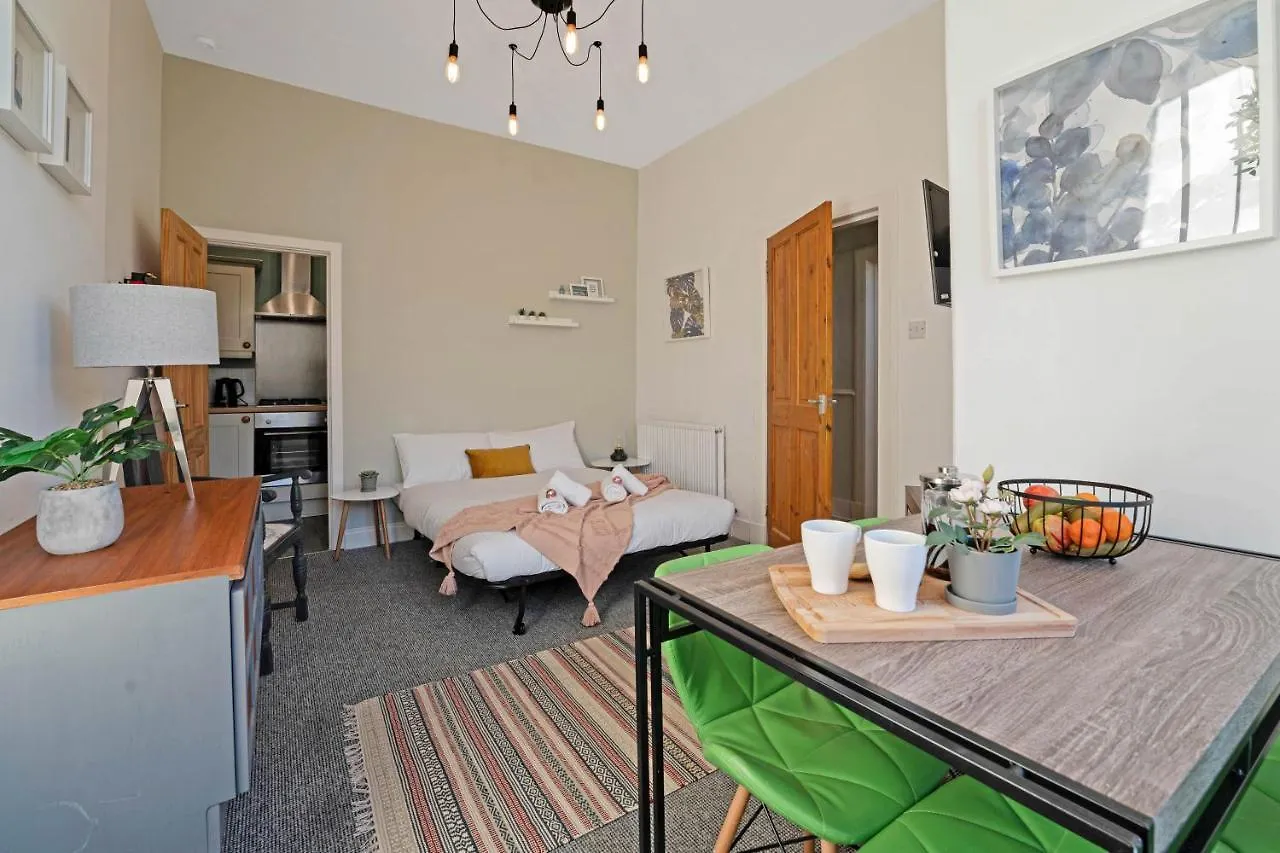 Cozy With Character Logie Green Central Main Door Flat Edinburgh Apartment