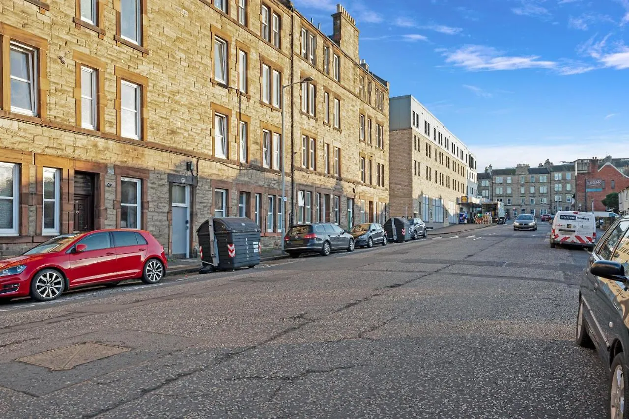 Cozy With Character Logie Green Central Main Door Flat Edimburgo