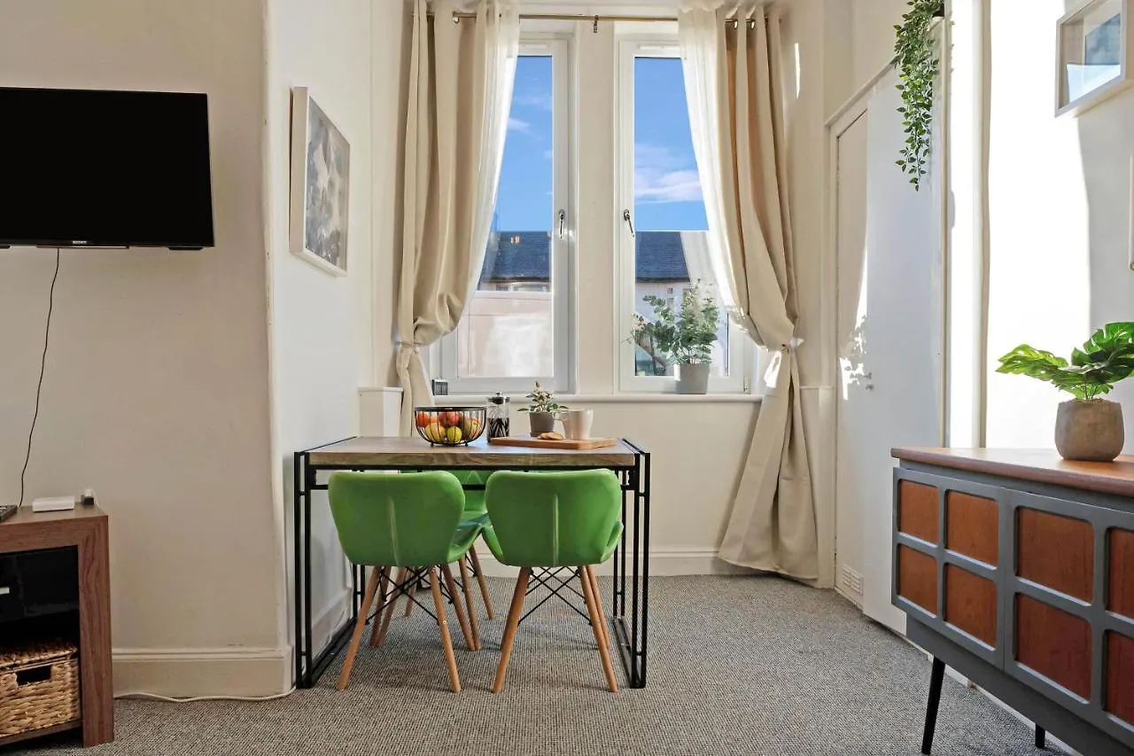 Cozy With Character Logie Green Central Main Door Flat Edinburgh Apartment